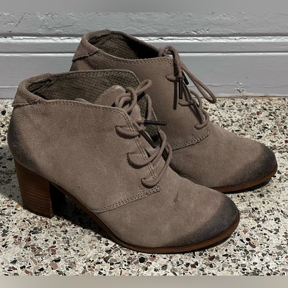 TOMS Suede Booties Size 7.5 - Picture 1 of 4
